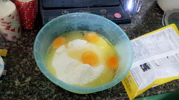 Bạn cho 2 bịch bột vào thố cho 4 quả trứng gà lấy cả tròng đỏ lẫn tròn trắng + với 10 hoặc 12 muổng canh nước hay sữa tươi đều được