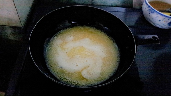 Cho bơ Phe vào chảo nấu tan chảy