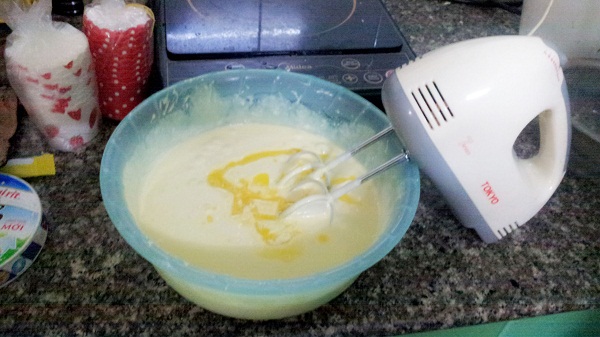 Sau khi đã có hỗn hợp bạn cho bơ phe đã nấu tan chảy vào và đánh đều